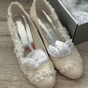 Like New Bridal womens Pumps– Ivory Wedding Shoes with Floral Detail (Size 36)